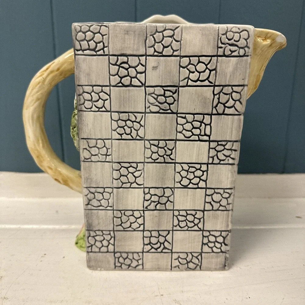 VINTAGE HERITAGE MINT LTD. CERAMIC PITCHER MEDIEVAL STYLE BUILDING‎